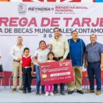 Felicitó Carlos Peña Ortiz a padres de familia que tramitaron Becas Municipales