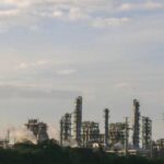 Pemex no logra metas de Sheinbaum: Producción de oro negro cae 8.8% en abril; van 2 años a la baja