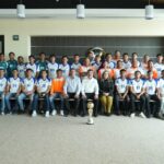Felicita Dámaso Anaya a los Correcaminos campeones de la Liga Premier