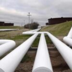 Petróleo sube por riesgos de suministro, a la espera de aumento de producción de la OPEP+