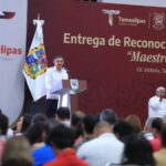 Refrenda Américo alianza con maestros; entrega 284 condecoraciones