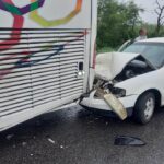 Guardia Estatal atiende choque entre automóvil y autobús de pasajeros