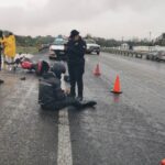 Guardia Estatal brinda asistencia a motociclista tras choque con taxi