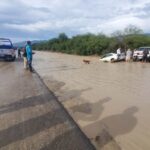 Guardia Estatal brinda asistencia a conductor afectado por desborde de canal pluvial