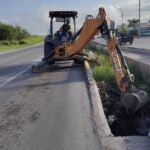 Desazolvan cuadrillas municipales dren del bulevar Oriente en Reynosa