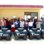 Entrega SEBIEN tinacos a habitantes de San Carlos