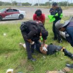 Guardia Estatal auxilia a personas lesionadas en accidente