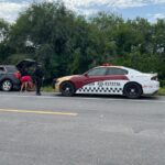 Guardia Estatal apoya con remolque a conductora varada por afectación en neumático