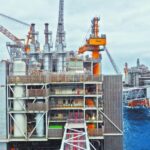 Petróleo cae por incertidumbre sobre aranceles y suministro de la OPEP+