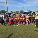 Donaron Policías Viales material deportivo a niños y niñas