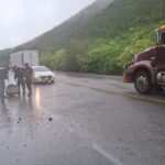 Guardia y Tránsito Estatal retiran piedras caídas por deslave en Carretera Rumbo Nuevo