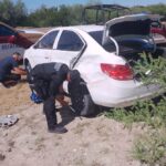 Guardia Estatal apoya con cambio de neumáticos a viajeros varados
