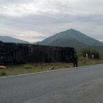 Guardia Estatal atiende volcadura de camión cargado con zanahorias