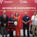 “NUEVO LAREDO RESPALDA A SUS HÉROES”: CARMEN LILIA CANTUROSAS HACE ENTREGA DE EQUIPO A CUERPO DE BOMBEROS