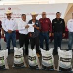 Más de 70 toneladas de fertilizante benefician a citricultores en Güémez