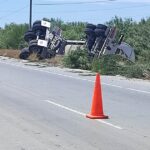 Guardia Estatal atiende volcadura de pipa con derrame de combustible