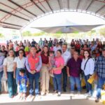Acerca Alcalde Carlos Peña Ortiz programas y apoyos al ejido Pancho Villa con Brigada DIF
