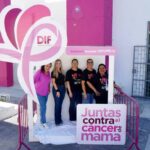 DIF NUEVO LAREDO INSTALA CABINA FOTOGRÁFICA Y LAZOS MONUMENTALES EN EL MES DE LA LUCHA CONTRA EL CÁNCER DE MAMA