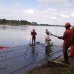 Pemex continúa realizando labores de recuperación de hidrocarburo en el río Pantepec, Veracruz