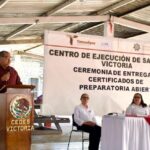 Impulsa SET reintegración con entrega de certificados de preparatoria a internos de los CEDES