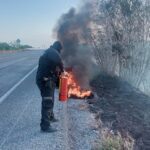 Guardia Estatal sofoca incendio de pastizal en la carretera Victoria–Matamoros