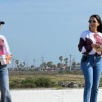 Reparten condones en la playa
