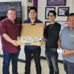 Contribuyen egresados de la UPV a la formación técnica mediante donación de material electroneumático