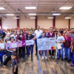 Entregó Carlos Peña Ortiz tarjetas de Beca Rita Cetina con Alexander Alan Bolaños Tinoco, Coordinador del Programa
