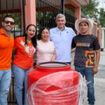 Juan Carlos Zertuche lleva entrega de tinacos a familias de La Presa y Burocrática