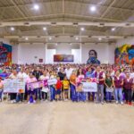 Encabezó Carlos Peña Ortiz entrega de Tarjetas con Nadia Ochoa Coordinadora Estatal de Becas Rita Cetina