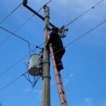 Asegura Guardia Estatal cámara de vigilancia irregular en poste de CFE en Díaz Ordaz