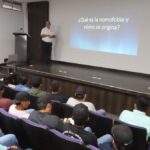 Atienden estudiantes de la UPV conferencia sobre adicción al celular