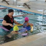 Reciben clases de natación en el Campamento de Verano del Polideportivo