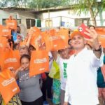 Beneficia Juan Carlos Zertuche a familias de la colonia Nuevo Amanecer con Mercadito Naranja