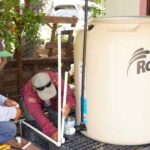 Comapa y gobierno municipal atienden a familias de zonas altas con entrega e instalación de 200 tinacos