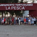 Reciben educación ambiental y conservación de especies niñas, niños y familias en el Campamento Tortuguero de La Pesca