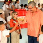 Cumple Juan Carlos Zertuche con entrega de tinacos a primaria Himno Nacional