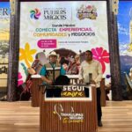 Disfrutan niñas y niños aventuras en el stand de la Secretaría de Turismo